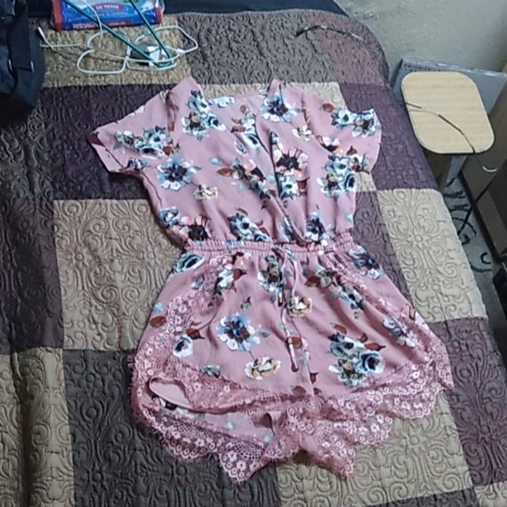 I'm selling a Iris medium romper